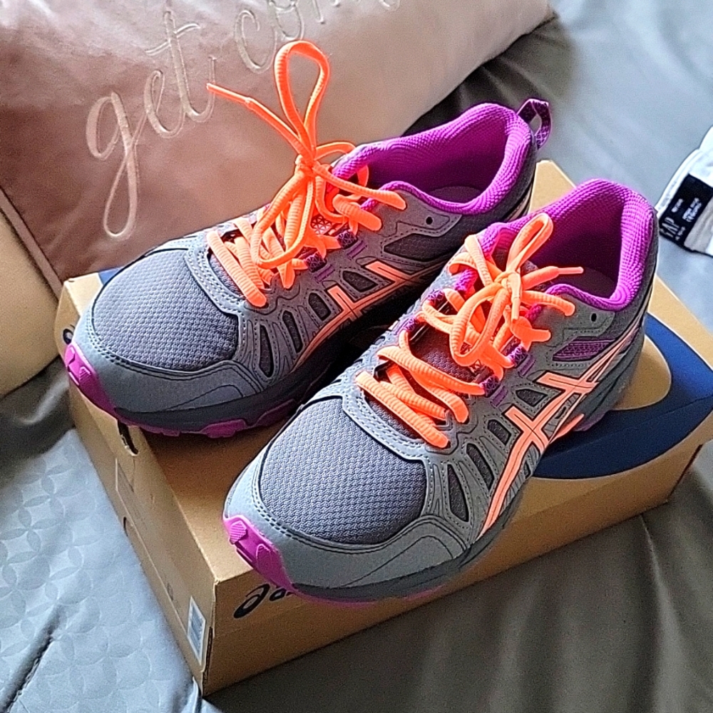 Asics Size 6 kids ladies 7.5